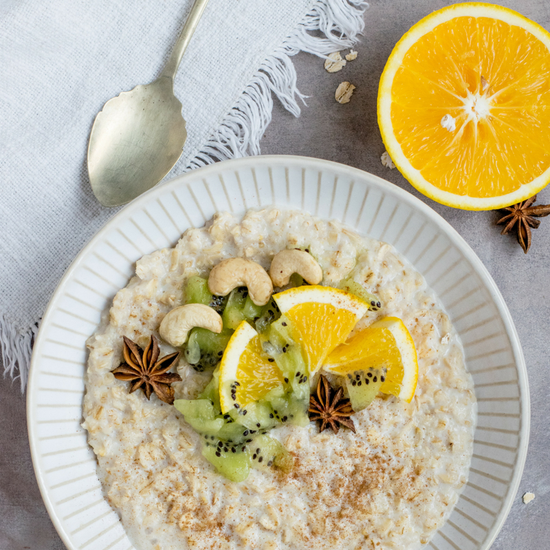 A breakfast rich in fibre: oatmeal and fruit